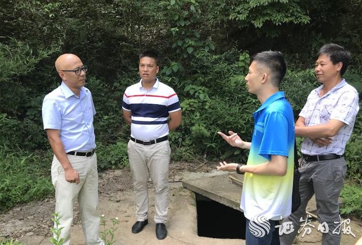 李經(jīng)緯（右二）與中國太保產(chǎn)險(xiǎn)清遠(yuǎn)中支負(fù)責(zé)人、村干部一道探討村里飲水難問題的解決方案.jpg